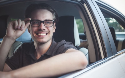 Come eliminare l'obbligo di lenti durante la guida: guida completa e procedure da seguire